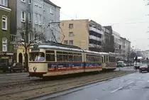 Bis zum Betriebsende waren die Kieler Sechsachser mit modernisierten zweiachsigen Beiwagen aus dem Jahre 1939/40 gekuppelt, am 27.04.1985 fährt der Tw 261 in Richtung Schleuse Holtenau