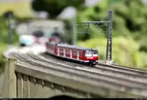 In der Realität schon längst Geschichte:
Ein 420 der S-Bahn Stuttgart überquert die Rosensteinbrücke südlich des Bahnhof Stuttgart-Bad Cannstatt.

Aufgenommen im  Stellwerk S  in Herrenberg. Es zeigt seit September 2017 ein originalgetreues Modell des Gebiets der Gleise rund um den Stuttgarter Hauptbahnhof in Spur N. Erbaut wurde die sehr detailverliebte Anlage in über 30 Jahren von Wolfgang Frey, einst Fahrdienstleiter im Stuttgarter Stellwerk am Hauptbahnhof.
[13.3.2020 | 17:23 Uhr]

Weitere Informationen:
https://www.stellwerk-s.de/