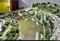 Das  Stellwerk S  in Herrenberg zeigt seit September 2017 ein originalgetreues Modell des Gebiets der Gleise rund um den Stuttgarter Hauptbahnhof in Spur N. Erbaut wurde die sehr detailverliebte Anlage in über 30 Jahren von Wolfgang Frey, einst Fahrdienstleiter im Stuttgarter Stellwerk am Hauptbahnhof.

Blick Richtung Rosensteinbrücke südlich des Bahnhofs Stuttgart-Bad Cannstatt, die bald durch die neue Neckarbrücke als Verbindung zum neuen Stuttgarter Hauptbahnhof ersetzt werden soll.
Am rechten oberen Bildrand befindet sich das Schloss Rosenstein.
[13.3.2020 | 17:24 Uhr]

Ein Vergleichsbild aus der Realität mit der heutigen Situation:
https://www.bahnbilder.de/bild/deutschland~galerien~bahnprojekt-stuttgart-ulm/1205292/suedlich-des-bahnhofs-stuttgart-bad-cannstatt-entsteht.html

Weitere Informationen zur Anlage:
https://www.stellwerk-s.de/