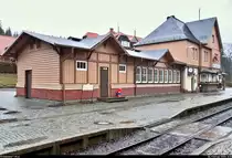 Blick auf das Empfangsgebäude des Bahnhofs Drei Annen Hohne der Harzer Schmalspurbahnen GmbH (HSB) bei regnerischem Wetter.
[2.2.2020 | 14:16 Uhr]