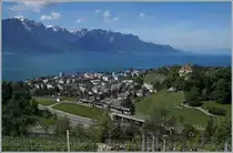 Der von Sarah Morris als  Monarch  gestaltete Lenkerpendel ABt 341 - Be 4/4 5001 - Bt 241 ist auf dem Weg von Montreux nach Zweisimmen und überquert bei Châtelard die Autobahn A9. 

10. Mai 2020