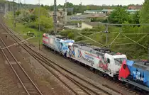 Alle drei Rheincargo-Werbeloks waren am 03.05.20 in Bitterfeld wegen eines Werkstattaufenthalts in Bitterfeld versammelt. Hier sind 185 350, 185 349 und 185 340 auf dem Bitterfelder Stumpfgleis an der Brehnaer Brücke abgestellt.