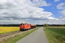 Am Sonntag, den 3. Mai 2020 war die 2143.070 insgesamt vier Mal auf der Strecke des Reblausexpress unterwegs. Aus Belastungsgründen konnte auf dieser steigungsreichen Strecke 
jeweils nur vier Wagen beladen mit Gleisschotter mitgenommen werden.
Hier hat der Zug gerade Hessendorf hinter sich gelassen.