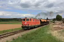 Am Sonntag, den 3. Mai 2020 war die 2143.070 insgesamt vier Mal auf der Strecke des Reblausexpress unterwegs. Aus Belastungsgründen konnte auf dieser steigungsreichen Strecke 
jeweils nur vier Wagen beladen mit Gleisschotter mitgenommen werden.
Ausfahrt des Güterzugs aus Pleissing-Waschbar.
