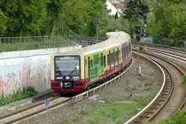 S -Bahn Berlin  BR 484 00?/ 483 mit verschiedenen Slogan's, wie z.b. ''Ich bin's -Deine Neue''. Hier während einer Betriebsfahrt und kurz vor der Einfahrt in den Bahnhof 'Heidelberger Platz'. Berlin im Mai 2020.