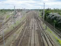 Blick auf den Bahnhof Angermünde von einer Straßenbrücke aus mit den Streckengleisen aus Stralsund und Szczecin.Aufnahme vom 16.Mai 2020.