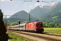 24. Mai 2003, Bahnhof Haus im Ennstal, Lok 1116 089 der ÖBB fährt mit einem EC durch.