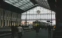 Madrid Principe Pio kurz vor 9 Uhr am Vormittag: Pünktlich fährt der  Rias Bajas Expreso  aus Vigo ein. Er brach am Vortag um 21.30 Uhr zu seiner 679 km langen Fahrt auf. Es führt die E-Lok 269 086, welche den Zug erst für dessen letzte Etappe durch die Sierra de Guadarrama in Medina del Campo übernommen hat. Sie wird die Zeit bis zur nächtlichen Rückfahrt vor dem Zug in Madrid P.Pio verbringen. 
Oktober 1983. Canon AE1, Canoscan, GIMP