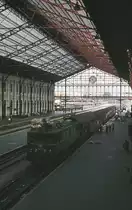 Madrid Principe Pio - die Reisenden des  Rias Bajas Expeso  aus Vigo haben schon längst den Weg in die Stadt gefunden, der Bahnsteig gehört jetzt dem Personal der Renfe. Die 269 086 wird in Kürze den Zug aus dem Bahnhof drücken, sich an das andere Ende setzen, den Zug wieder in den Bahnhof schieben und so verbleiben bis zur Abfahrt 12 Stunden später.
Oktober 1983.
Canon AE1, Canoscan, GIMP
