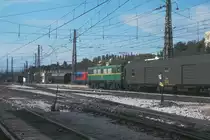Madrid Principe Pio - die 269 086 hat den  Rias Bajas Expreso  in den Bahnhof geschoben und steht nun bereit zur Abfahrt für viele Stunden am Bahnsteig.
Die 269 086 der Renfe gibt es schon lange nicht mehr, ebenso wie den  Rias Bajas Expreso . Der Bahnhof ist nur noch eine Haltestelle der madrilener S-Bahn..... Ich freue mich, daß ich Ihnen diese Fotos aus dem Oktober 1983 präsentieren durfte.
Canon AE1, Canoscan, GIMP