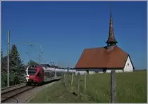 Auf dem Weg von Fribourg nach Bulle fährt der TPF RABe 527 195 an der hübschen Chappelle de Vaulruz vorbei. 

19. Mai 2020