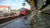 Klimaschützer mal anders.
Eine RB 10 (RB 18526) verlässt B-Spandau auf dem Weg nach Nauen.
Im Vordergrund das Verkehrsmittel der Wahl, um zum Bahnhof zu gelangen.

Berlin, der 17.05.2020