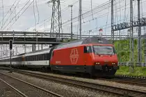 Re 460 068-0 durchfährt den Bahnhof Muttenz. Die Aufnahme stammt vom 10.05.2020.