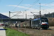 04. April 2019, Für Lok ES64 U2-022 der MRCE beginnt nach dem Verlassen des Bahnhofs Pressig-Rothenkirchen der Anstieg der Frankenwaldrampe. Der lange Güterzug wird von Lok 151 088 nachgeschoben.