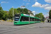 Be 6/8 Combino, auf der Linie 8, fährt zur Haltestelle am Bahnhof SBB. Die Aufnahme stammt vom 04.05.2020.