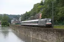 Da Abellio aktuell unter Personalmangel zu leiden hat verkehren auf der Linie S3 zwischen Hattingen (Ruhr) und dem Oberhausener Hauptbahnhof zur Zeit zwei Ersatzzüge von TRI. Hier zieht 182 512 einen reinen TRI Park an der Ruhr entlang nach Hattingen 
19.5.2020