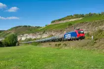482 027 SBB Cargo mit einem Kesselwagenzug bei Himmelstadt Richtung Würzburg, 18.09.2019