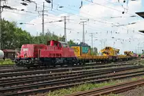Nachdem am Mittag des 22.06.2019 die NRAIL/Hering Bahnbau GmbH 261 004-6  Paula  mit ihrem Bauzug im Rangierbahnhof von Koblenz Lützel ankam, zog sie mit dem Bauzug bis neben das DB Museum vor, um ihren Zug danach auf ein anderes Gleis zu rangieren.