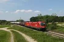 1116 105 und 1116 xxx waren am 19. Mai 2020 bei Grabenstätt mit einem Kesselwagenzug in Richtung Salzburg unterwegs.