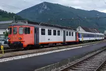 Oensingen Balsthal Bahn/OeBB.
Sehr spezieller Ersatzpendel mit dsf-Koblenz BDe 176, ehemals TPF/THURBO/MThB, OeBB AB 507 sowie OeBB Bt 50 85 80-35 000-9 in Balsthal abgestellt am 10. Mai 2020.
Selbst als einheimischer Bahnfotograf konnte ich leider bis anhin diese Rarität nicht im Streckendienst fotografieren.
Foto: Walter Ruetsch