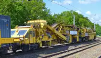 Hochleistungs-Bettungsreinigungsmaschine vom Hersteller Plasser & Theurer Typ RM 95-700 (Baujahr 2003) der Firma MGW Gleis- und Weichenbau-GmbH & Co. KG am Haken von Spitzke Logistik G 18  G 18-SP-019  am 13.05.20 Bf. Saarmund.