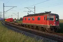 Re 620-Lokomotiven von SBB CARGO National bei Niederbipp unterwegs im letzten Abendlicht.
Re 620 037-2  Sonceboz-Sombeval  RBL-Solothurn am 20. Mai 2020.
Foto: Walter Ruetsch