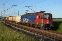 Re 620-Lokomotiven von SBB CARGO National bei Niederbipp unterwegs im letzten Abendlicht.
Re 620 051-3  Dornach-Arlesheim  RBL-Genf am 20. Mai 2020.
Foto: Walter Ruetsch