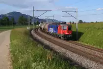Re 620-Lokomotiven von SBB CARGO National bei Niederbipp unterwegs im letzten Abendlicht.
Re 620 035-6  Muttenz  mit Kesselwagenzug nach Cornaux am 20. Mai 2020.
Foto: Walter Ruetsch
