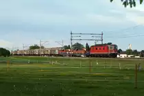Re 620-Lokomotiven von SBB CARGO National bei Niederbipp unterwegs im letzten Abendlicht.
Re 620 053-9  Gümligen  RBL-Genf am 12. Mai 2020.
Foto: Walter Ruetsch