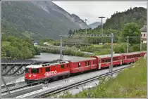 RE1745 mit Ge 4/4 II 615  Klosters  befährt gleich die Hinterrheinbrücke in Reichenau-Tamins, (13.05.2020)