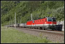 1144 068 + 1144 281 mit Güterzug zwischen Bruck/Mur und Pernegg am 12.05.2020.