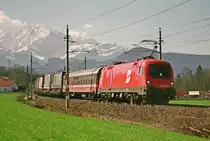 01. April 2001 bei Salzburg-Elsbethen: Der Taurus 1016 021 hat die Tauern hinter sich gelassen und wird mit der  Rollenden Landstraße  in Kürze Salzburg erreichen.