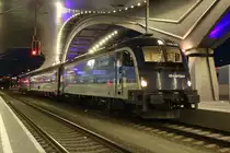 Der D852 von Graz Hbf nach Wien Hbf besteht planmäßig aus einer 1144 und zwei Reisezugwagen.
Gelegentlich werden auch ein bis zwei Werkstattwagen mitgegeben und Triebfahrzeuge für Wien angespannt so wie am 20.5.2020.
Die 1216 249 steht Abfahrt in Graz Hbf mit dem sehr sportlichen Schnellzug.