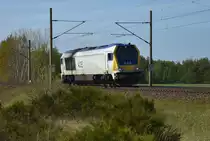 Solo kam die A.D.E. 264 007-6 aus Richtung Hamburg. 3km östlich von Büchen, 08.05.2020