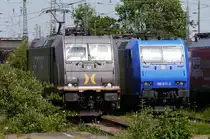 Hectorrail 241 001 und 185 511 von ATLU sonnen sich ebenfalls in den Abstellgleisen am Krefelder Hbf (21.5.20).