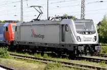187 075 von RheinCargo hat nur für ein kurzes Rangiermanöver den Pantographen angelegt. Krefeld, 21.5.20.
