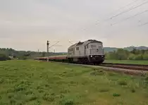232 105 (STRABAG) ist am 14.05.20 mit einem Schwellenzug bei Großeutersdorf zu sehen.