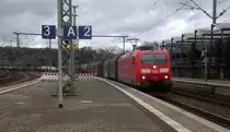 185 003-1 DB kommt als Umleiter mit einem gemischten Güterzug aus Köln-Gremberg(D) nach Aachen-West und kommt aus Richtung Rheydt,Wickrath,Beckrath,Herrath,Erkelenz,Baal,Hückelhoven-Baal,Brachelen,Lindern,Süggerath,Geilenkirchen,Frelenberg,Übach-Palenberg,Rimburg,Finkenrath,Hofstadt und fährt durch Herzogenrath und fährt gleich die Kohlscheider-Rampe hoch in Richtung Kohlscheid,Richterich,Laurensberg,Aachen-West. Aufgenommen am Bahnhof von Herzogenrath.
Am Nachmittag vom 2.2.2020.