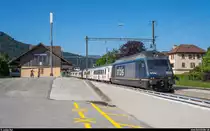 BLS Re 465 009 mit dem Kamblyzug als RE La Chaux-de-Fonds - Bern am 17. Mai 2020 im Bahnhof Les Geneveys-sur-Coffrane.