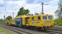 Monti GmbH mit der P&T Universalstopfmaschine UNIMAT 09-475/4S für Gleise und Weichen Name  Karoline  + Schotterplaniermaschine am 14.05.20 Durchfahrt Bf. Saarmund.
