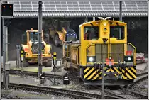 Tmf 2/2 89 rangiert in Reichenau-Tamins Wagen mit Aushubmaterial. (13.05.2020)