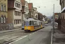 Durch die Innenstadt von Feuerbach fahren der GT4 406 und ein weiterer GT4 auf der Strecke der ehemaligen Städtischen Straßenbahn Feuerbach am 01.03.1987 nach Gerlingen, hier auf der Wiener Straße. Mit der Eingemeindung Feuerbachs nach Stuttgart am 01.05.1933 übernahm die Stuttgarter Straßenbahn den Betrieb. Am 02.11.1990 verkehrte die Straßenbahn letztmalig oberirdisch durch Feuerbach, seitdem geht es durch den Tunnel.