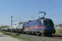 16. April 2019, Die NightJet-Lok 1116 195 der ÖBB besorgt im Tagdienst den Sprit für die straßengebundene Konkurrenz. Foto bei Küps, Fahrtrichtung Saalfeld -(Leuna?).