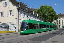 Be 6/8 Flexity 5041, auf der Linie 14, fährt den Steinenberg hinunter zur Haltestelle Barfüsserplatz. Die Aufnahme stammt vom 16.05.2020.