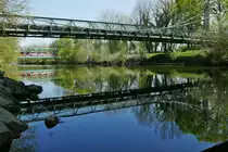 Unter der �ltesten Kabelh�ngebr�cke Deutschlands (erbaut 1896 - 1897) Blick auf die Regionalbahn von Lindau nach Friedrichshafen, die auf der 2019 eingesetzten Br�cke den Flu� namens Argen �berquert. N�he Langenargen, 17.04.2020.