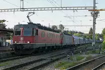 MORGENSTIMMUNG IN GERLAFINGEN VOM 22. MAI 2020.
Re 6/6 Doppeltraktion auf die Abfahrt wartend mit Re 620 037-2  SONCEBOZ-SOMBEVAL  sowie der Re 620 033-1  Muri AG .
Schatten absichtlich nicht aufgehellt, da er zu dieser Tageszeit der Realität entspricht.
Fotostandort öffentlicher Bahnübergang, Bildausschnitt Fotoshop.
Foto: Walter Ruetsch 