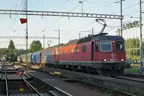 MORGENSTIMMUNG IN GERLAFINGEN VOM 22. MAI 2020.
Re 6/6 Doppeltraktion auf die Abfahrt wartend mit Re 620 037-2  SONCEBOZ-SOMBEVAL  sowie der Re 620 033-1  Muri AG .
Schatten absichtlich nicht aufgehellt, da er zu dieser Tageszeit der Realität entspricht.
Fotostandort öffentlicher Bahnübergang, Bildausschnitt Fotoshop.
Foto: Walter Ruetsch 