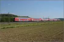 Auslaufmodell am Oberrhein. 146 229 im Europaparkkleid mit Dostozug nach Basel. Auggen, Mai 2020.
