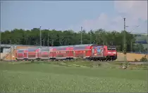 Auslaufmodell am Oberrhein. 146 229 im Europaparkkleid mit Dostozug nach Basel. Auggen, Mai 2020.