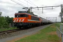 Gaskesselwagenzug mit RFO 1830 passiert am 22 Mai 2020 der Fotograf bei Niftrik bevor die Maas überquert werden soll.
